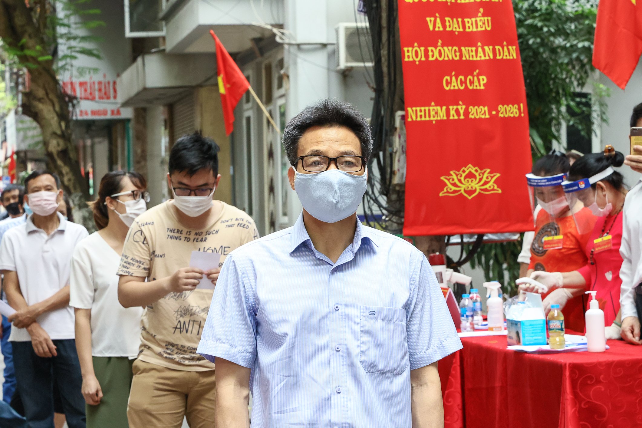 Những chùm ảnh ''đặc biệt'' trong ngày bầu cử từ Thủ đô Hà Nội đến tâm dịch Bắc Giang